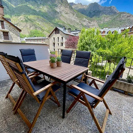 Familiar En El Centro De Con Terraza * Benasque